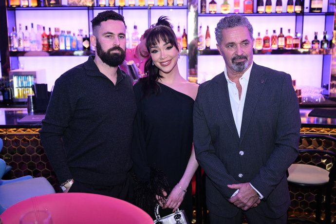 FOTO: Veronica Biasiol po boku svého partnera Matěje Dejdara a jeho tatínka, herce Martina Dejdara. – stránka 10