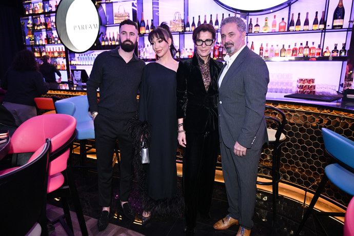 FOTO: Veronica vypadá s rodinou Dejdarových spokojeně. – stránka 22