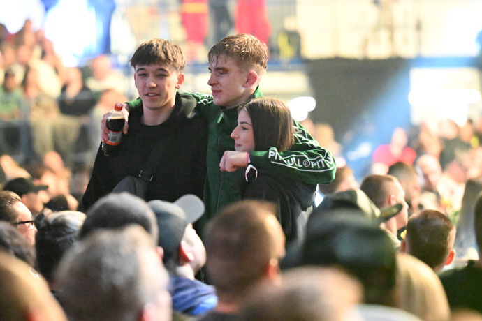 FOTO: Jakub Batfalský se fotil s fanoušky. – stránka 24