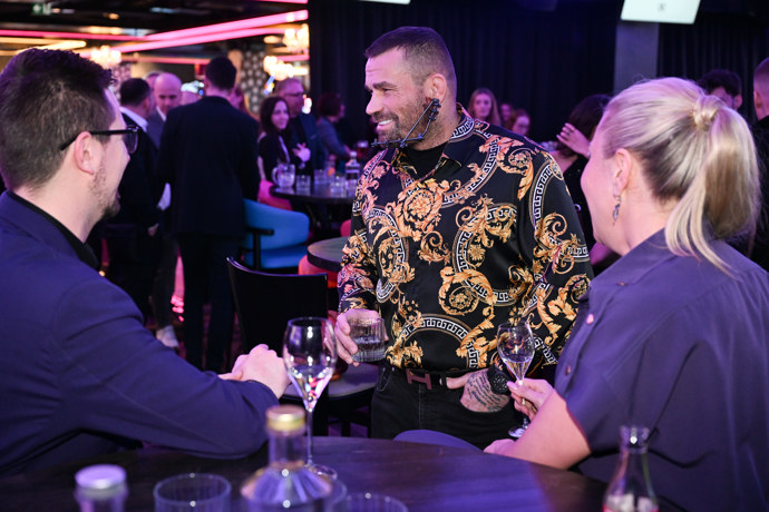 FOTO: Karlos Vémola rozdával úsměvy. – stránka 32