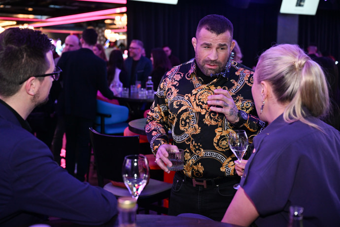 FOTO: Karlos Vémola dorazil na uvedení prémiových parfémů. – stránka 30