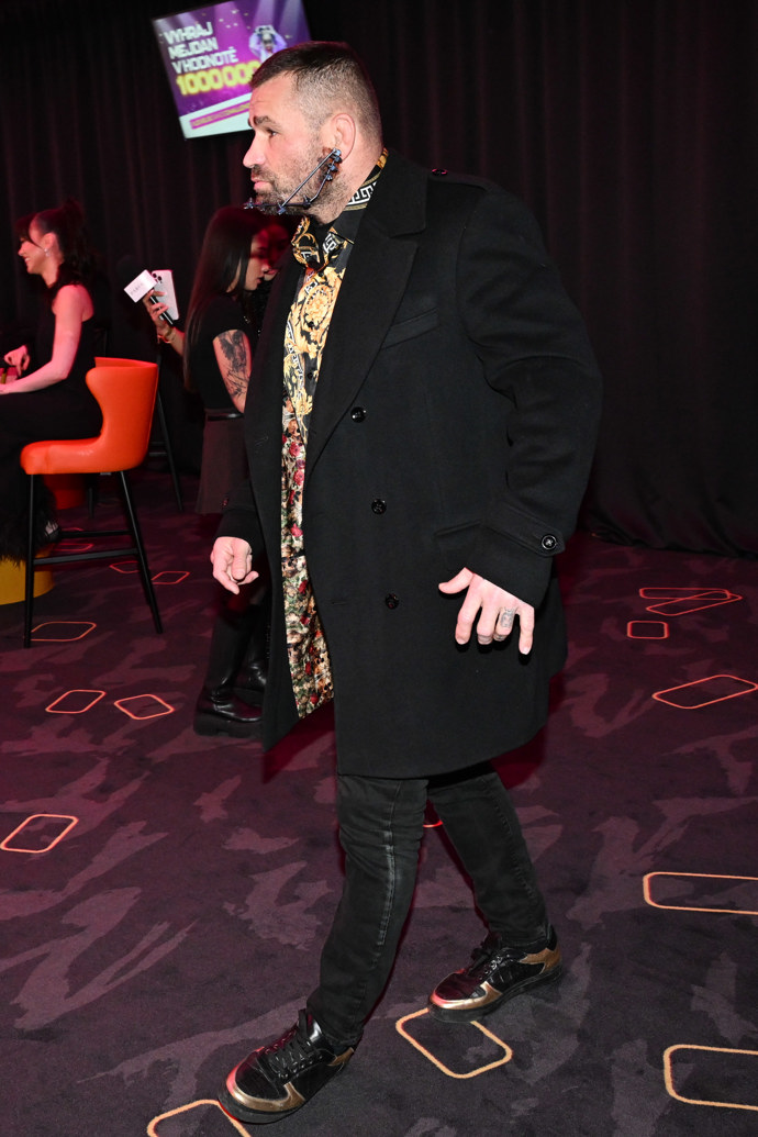 FOTO: Karlos Vémola ve společnosti. – stránka 28