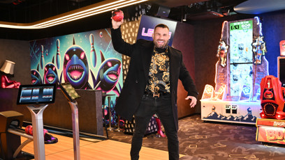 FOTO: Karlos Vémola s bowlingovou koulí.