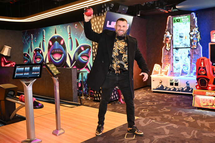 FOTO: Karlos Vémola s bowlingovou koulí. – stránka 25