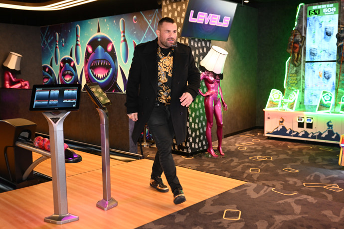 FOTO: Karlos Vémola u bowlingu. – stránka 23