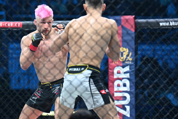 FOTO: Při zápasu Davida Kozmy byla atmosféra v hale nepopsatelná. – stránka 19