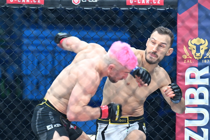 FOTO: Jozef Wittner během zápasu s Davidem Kozmou. – stránka 17