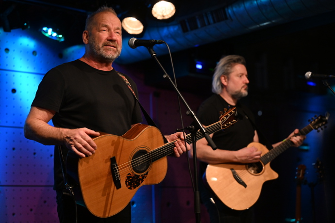 FOTO: David Koller zazpíval na pódiu. – stránka 1