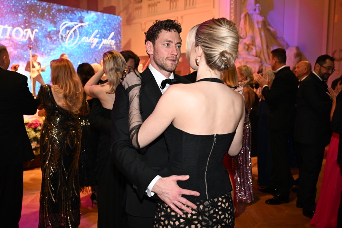 FOTO: Martin Dubovický s Pavlínou Vaníčkovou při tanci. – stránka 12