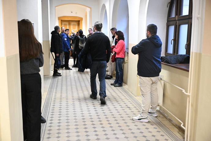 FOTO: Někteří lidé čekali před soudní místností. – stránka 5