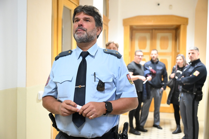 FOTO: Obžalovanému hrozí vysoký trest. – stránka 4