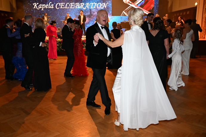 FOTO: Jaroslav Faltýnek zvolil černou a jeho žena bílou. – stránka 4