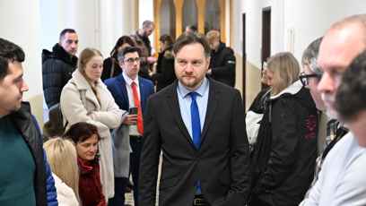 FOTO: Před soudní místností bylo rušno.