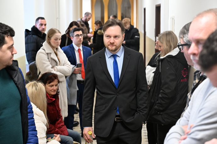 FOTO: Před soudní místností bylo rušno. – stránka 14