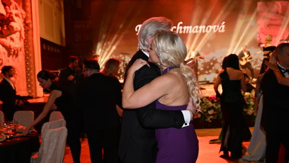 FOTO: Zamilované dvojice se užívaly ploužáky.