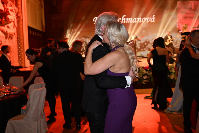 FOTO: Zamilované dvojice se užívaly ploužáky. – stránka 24