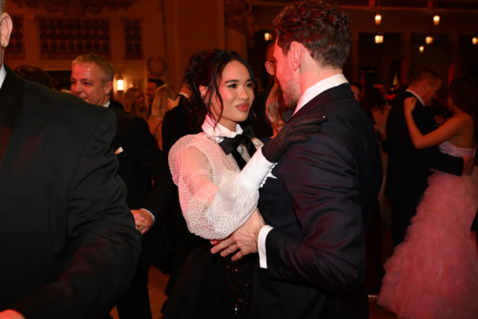 FOTO: Miroslav Dubovický při tanci se svou Sarah. – stránka 4