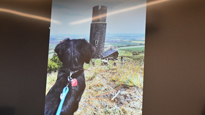 FOTO: Promítaly se fotky zesnulého pejska.