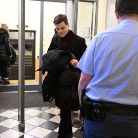 Soudní spor Adama Krause a Nikol Enevové pokračuje.