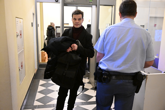 FOTO: Soudní spor Adama Krause a Nikol Enevové pokračuje. – stránka 25