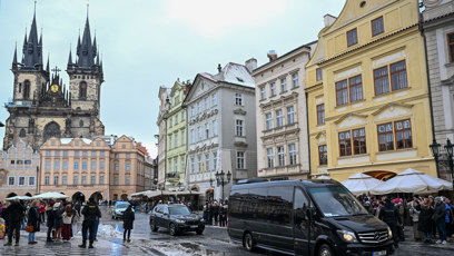 FOTO: Petr Pavel přijíždí na Staroměstské náměstí.