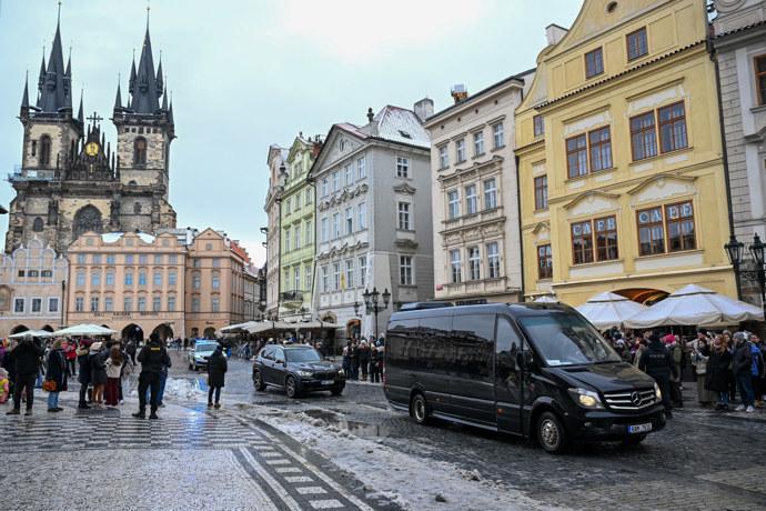 FOTO: Petr Pavel přijíždí na Staroměstské náměstí. – stránka 38