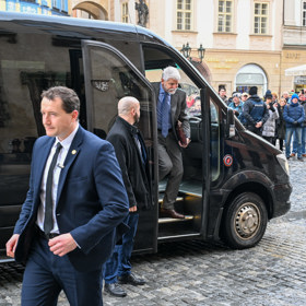 Petr Pavel vystupuje z mikrobusu při návštěvě Prahy.