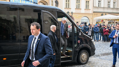 FOTO: Petr Pavel vystupuje z mikrobusu při návštěvě Prahy.