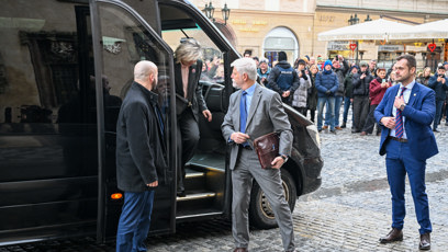 FOTO: Petr Pavel po výstupu z mikrobusu.