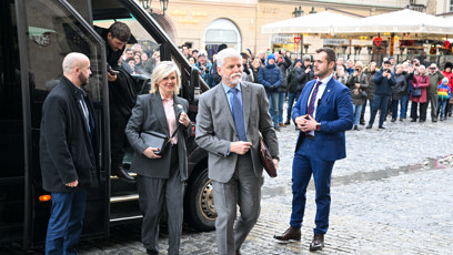 FOTO: Petr Pavel s Evou Pavlovou se jdou přivítat s primátorem.