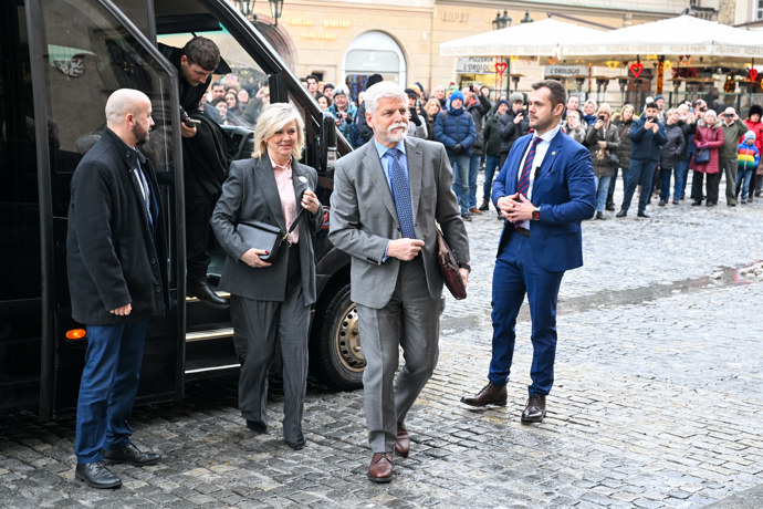 FOTO: Petr Pavel s Evou Pavlovou se jdou přivítat s primátorem. – stránka 9