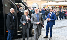 Petr Pavel s Evou Pavlovou se jdou přivítat s primátorem.