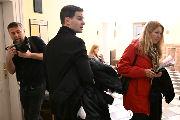 FOTO: Soudní spor Adama Krause a Nikol Enevové pokračuje. – stránka 42