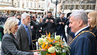 FOTO: Eva Pavlová obdržela kytici.