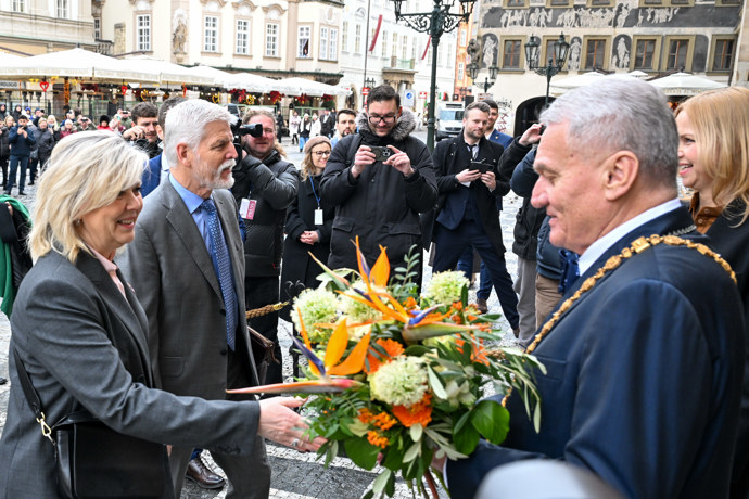 FOTO: Eva Pavlová obdržela kytici. – stránka 17