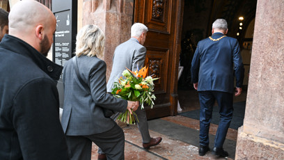 FOTO: Petr Pavel a Eva Pavlová vstupují na Staroměstskou radnici.