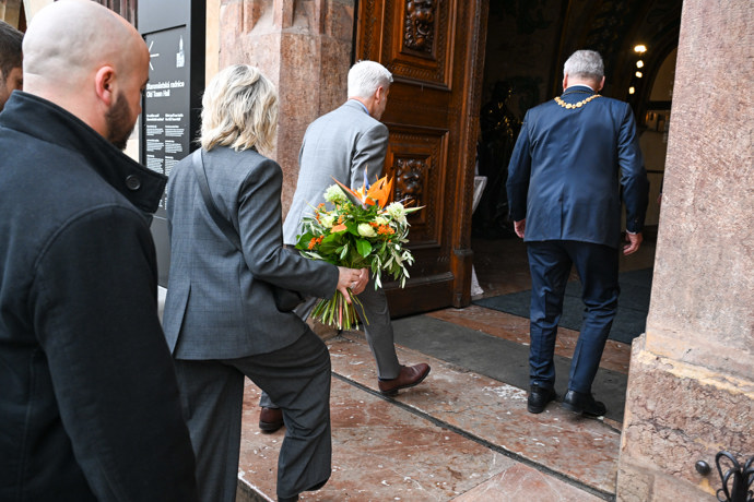FOTO: Petr Pavel a Eva Pavlová vstupují na Staroměstskou radnici. – stránka 5