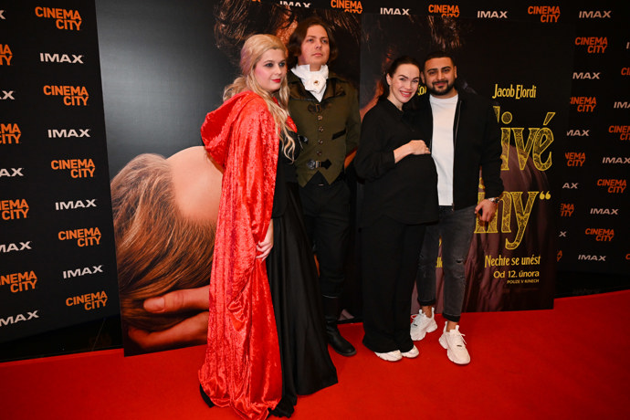 FOTO: Kamila Nývltová s manželem Eddiem Ramadanem na premiéře filmu Bouřlivé výšiny. – stránka 11