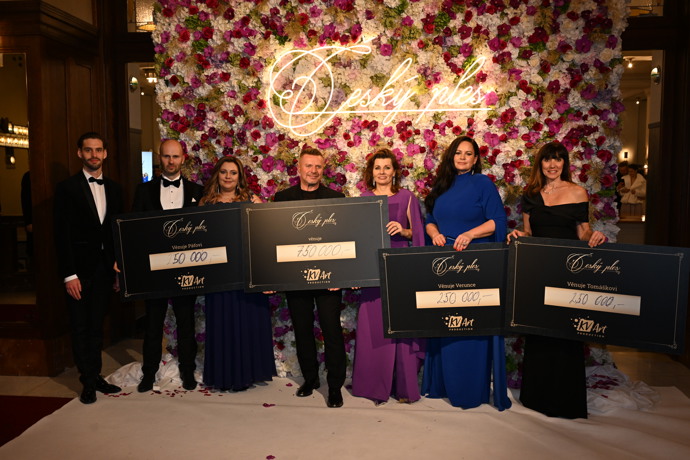 FOTO: Český ples si nenechalo ujít několik známých tváří. – stránka 17