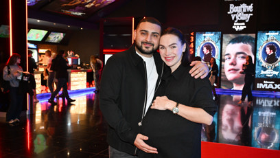 FOTO: Kamila Nývltová s Eddiem Ramadanem čekají dvojčátka.