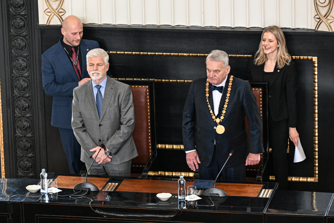 FOTO: Petr Pavel na staré pražské radnici s Bohuslavem Svobodou. – stránka 2