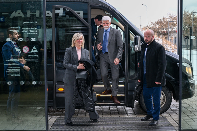 FOTO: Petr Pavel s Evou Pavlovou v Bubnech. – stránka 12