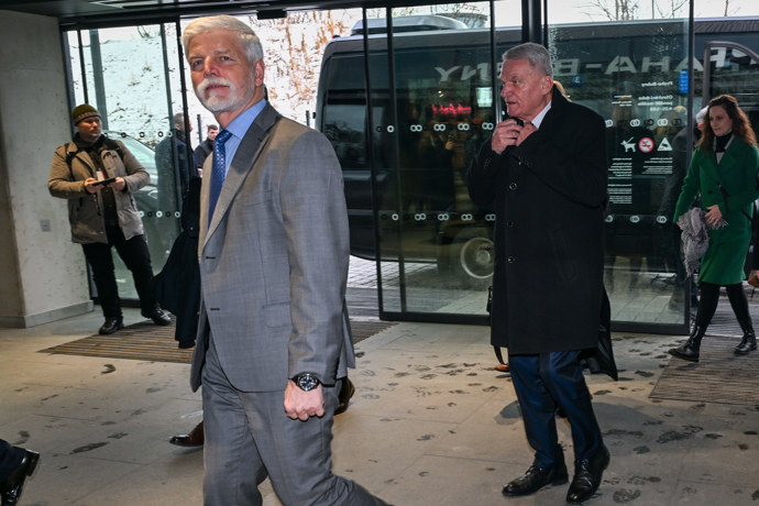 FOTO: Petr Pavel si prohlíží stanici Praha Bubny. – stránka 10