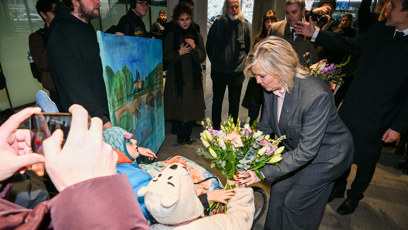 FOTO: Eva Pavlová přijímá květiny.