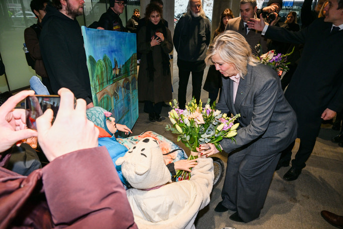 FOTO: Eva Pavlová přijímá květiny. – stránka 17