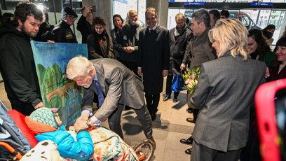 FOTO: Petr Pavel se zdraví s hendikepovaným dítětem.