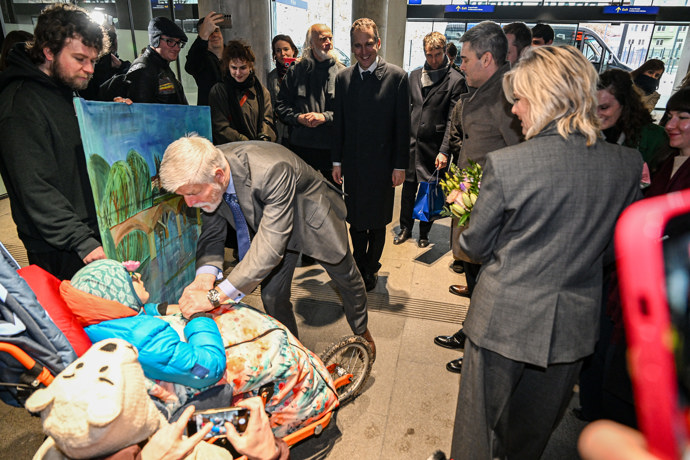 FOTO: Petr Pavel se zdraví s hendikepovaným dítětem. – stránka 7