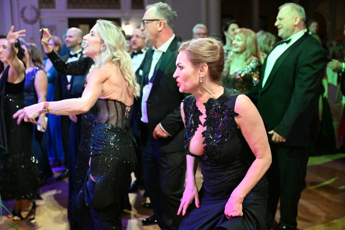 FOTO: Hana Kynychová na Českém plese trsala jako o život. – stránka 28