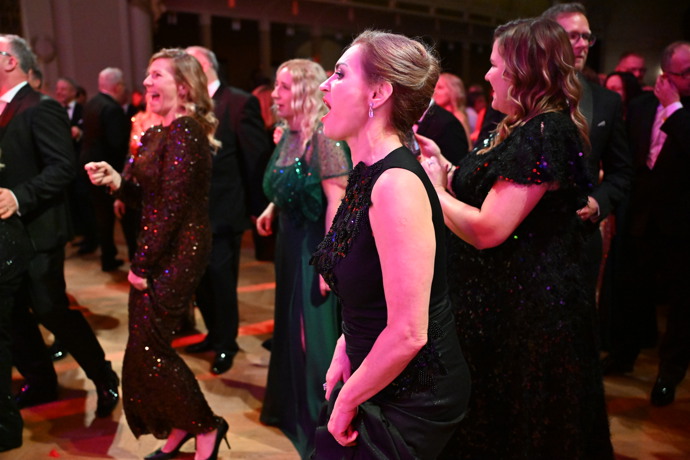 FOTO: Hana Kynychová se na Českém plese skvěle bavila. – stránka 27