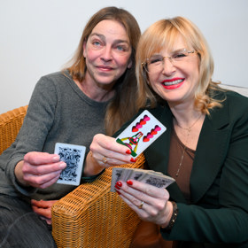 S kolegyní Štěpánkou Duchkovou Lucie pózovala s kartami. 